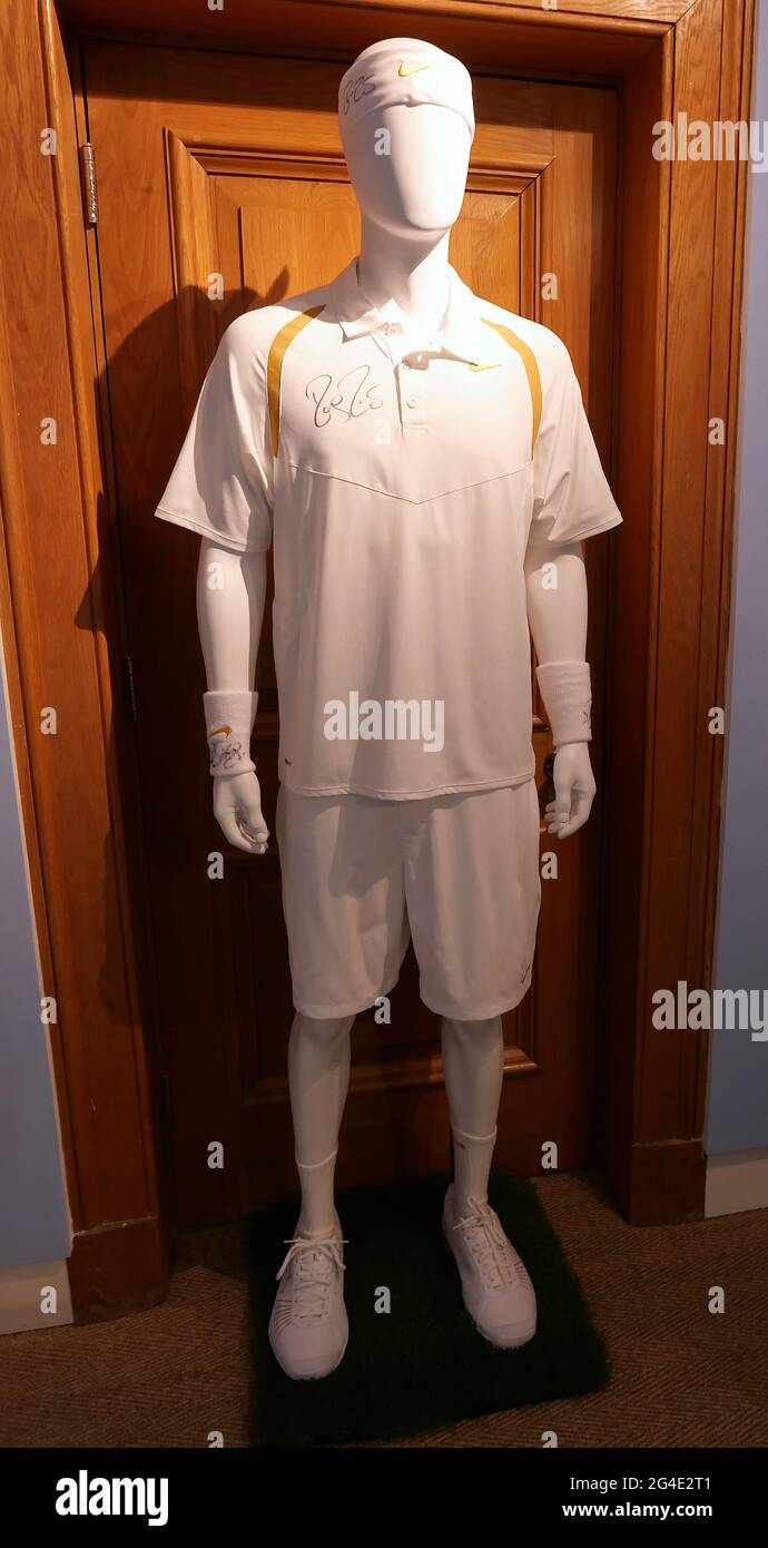 20 lotes de sus victorias en Grand Slam ofrecidos para subasta en Londres  el 23 de junio. Desde una raqueta que utilizó en su legendario colmillo con  Rafael Nadal en Wimbledon en