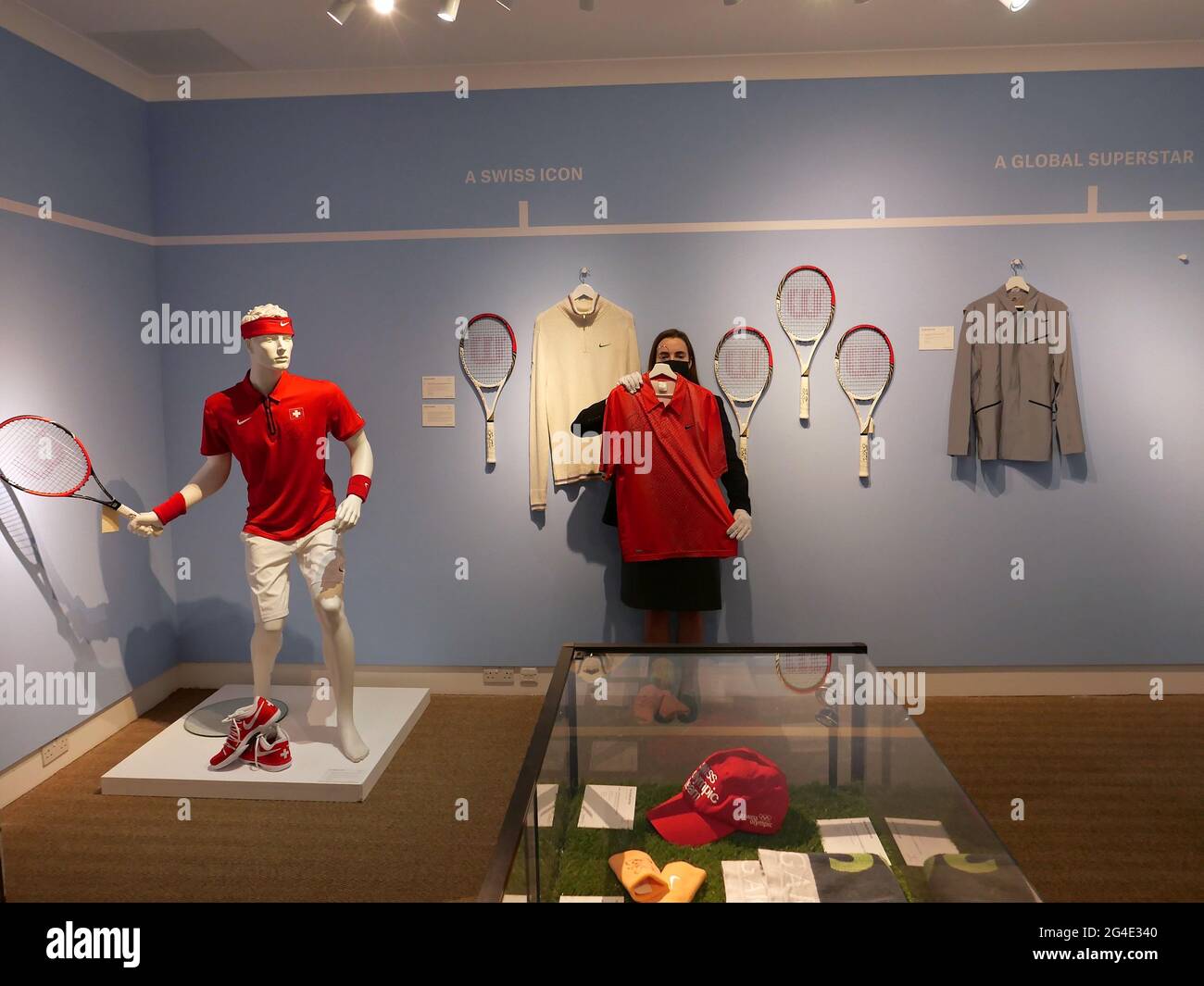 20 lotes de sus victorias en Grand Slam ofrecidos para subasta en Londres  el 23 de junio. Desde una raqueta que utilizó en su legendario colmillo con  Rafael Nadal en Wimbledon en