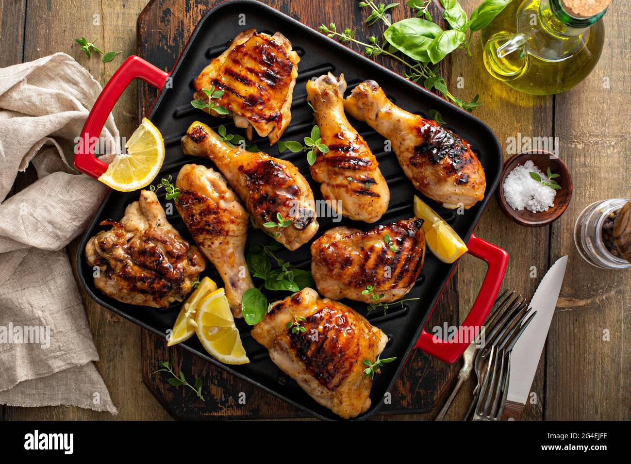 Muslos de pollo a la parrilla y muslos con esmalte de miel Foto de stock