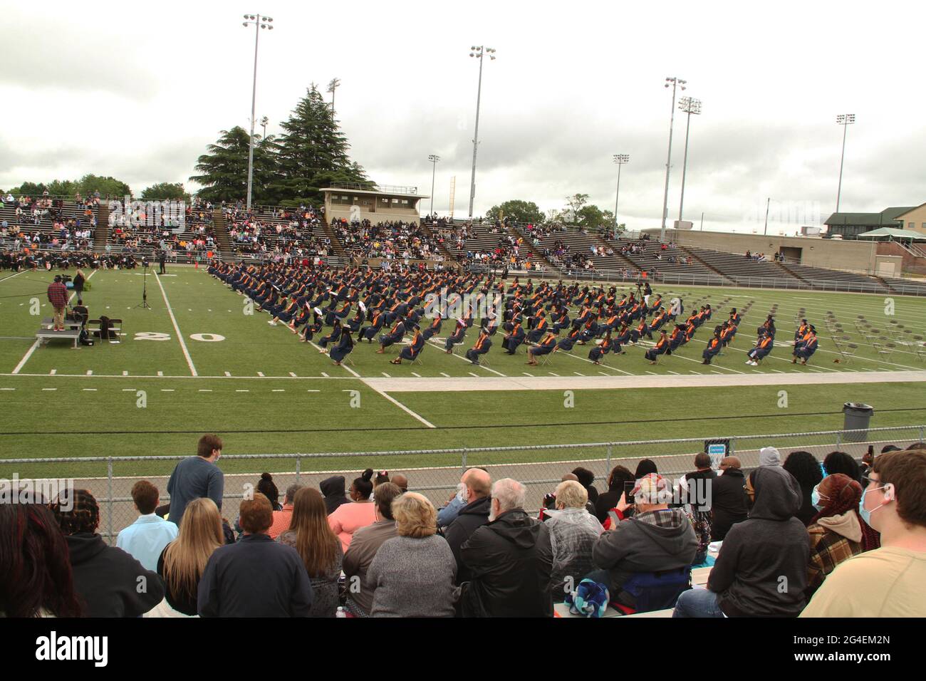 Mayo 2020, EE.UU. Una ceremonia de graduación de la escuela secundaria en un estadio hacia el final de la pandemia de COVID. Foto de stock