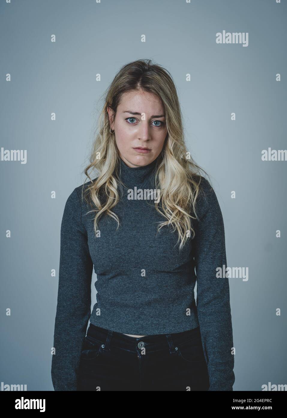 Retrato de una joven caucásica atractiva que sufre de depresión, estrés y ansiedad. Mujer triste y solitaria llorando, sintiéndose deprimida, angustiada Foto de stock