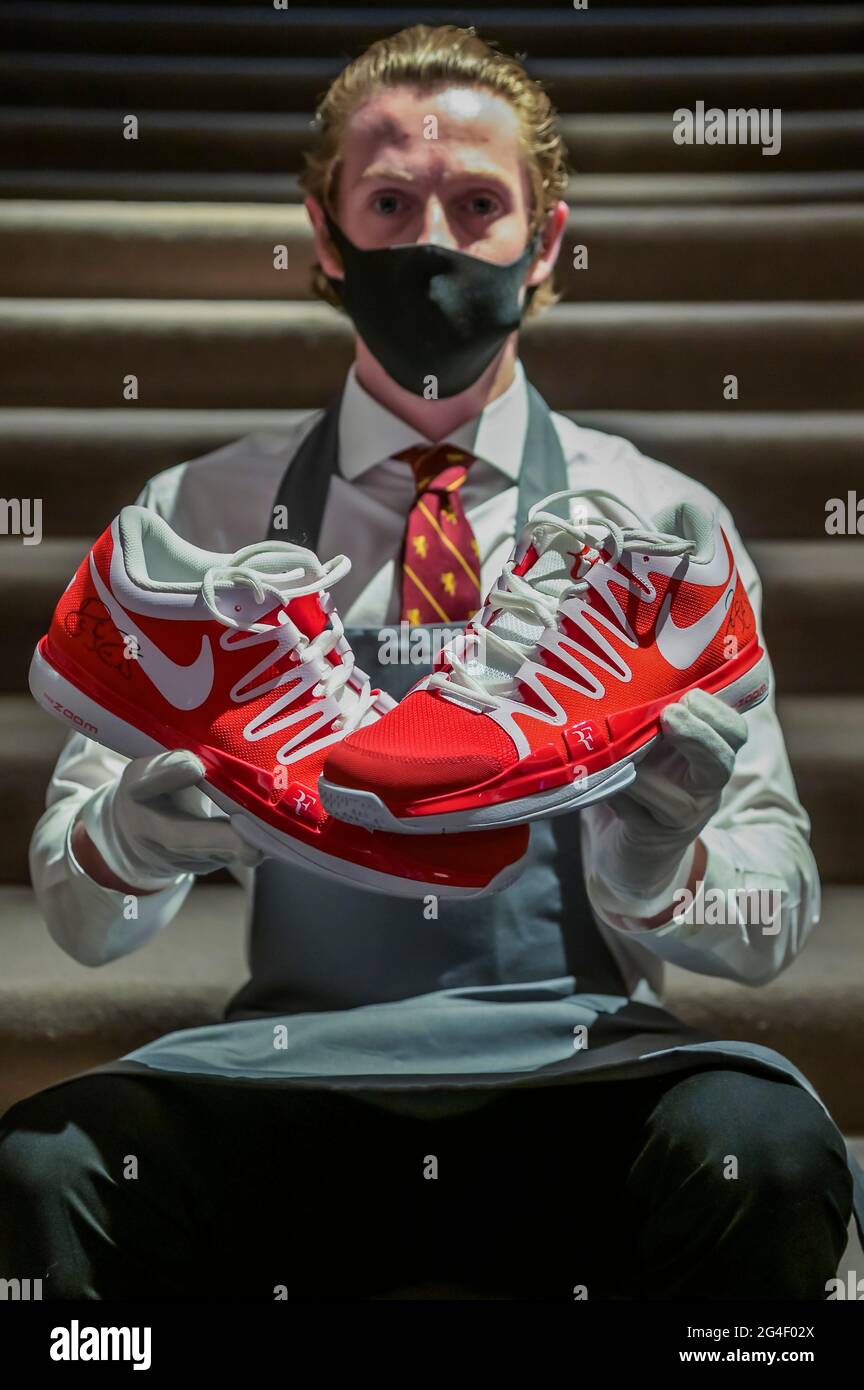 Londres, Reino Unido. 21st de junio de 2021. Zapatillas de deporte de la  Copa Davis, 2013/2014 Est GBP 3.000-5.000 - The Roger Federer Collection:  Vendido para beneficiar a la Fundación RF -