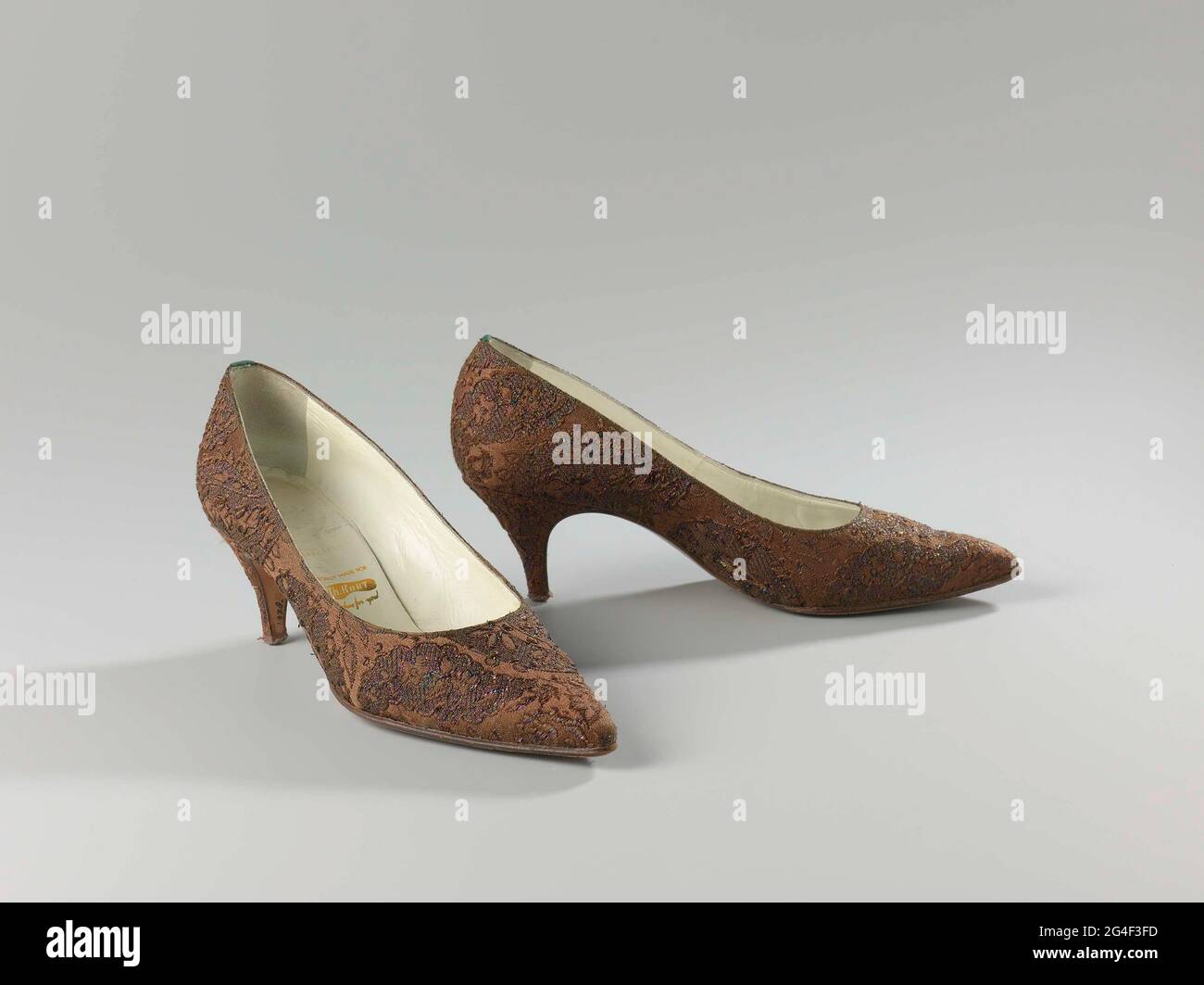 Zapatos para mujer de brocado de seda marrón con hilos iridiscentes.  Modelo: Nariz puntiaguda, una hoja de una pieza. La parte delantera del  talón se desplaza hacia abajo en una esquina