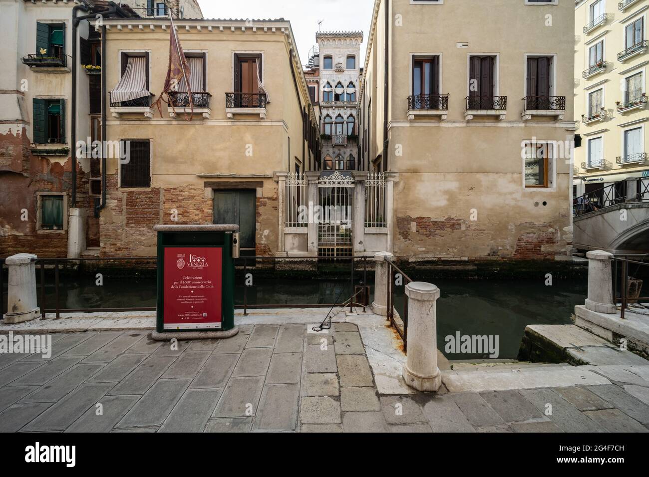 Una casa torre estrecha en el distrito Cannaregio de Venecia, Italia Foto de stock