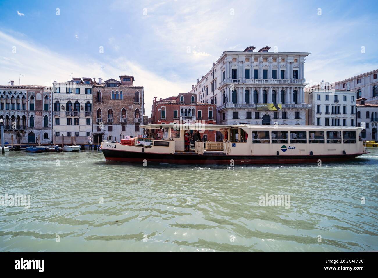 Un vaporetto autobús acuático en el Gran Canal de Venecia Foto de stock