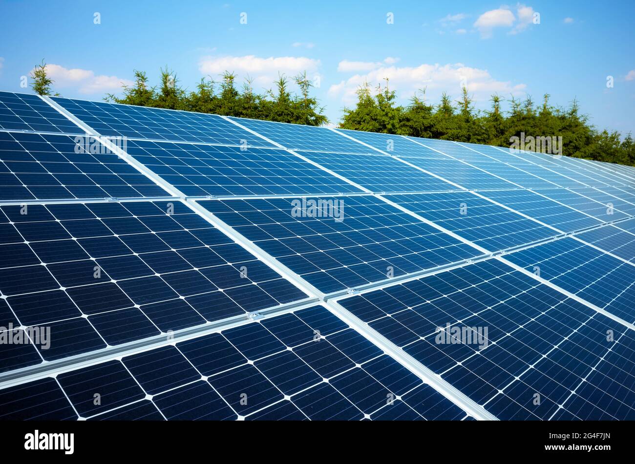 Módulos solares en una zona rural en un día soleado, enfoque selectivo. Foto de stock