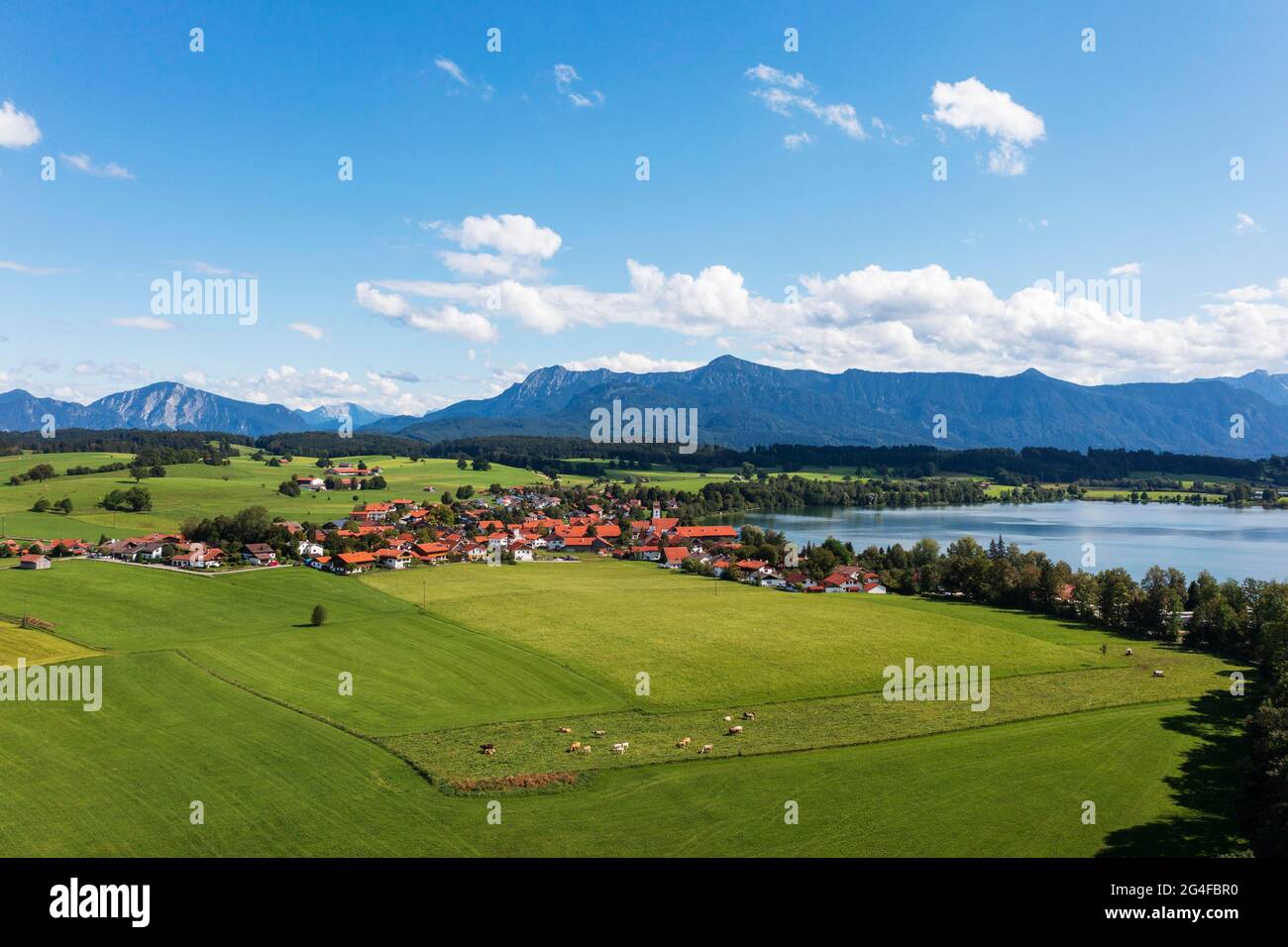 Riegsee, pueblo de Riegsee, imagen de drone, estribaciones alpinas, Alta Baviera, Baviera, Alemania Foto de stock