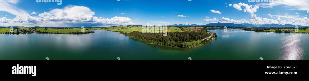 Panorama de 360 grados de Riegsee, pueblo de Riegsee, drone shot, estribaciones alpinas, Alta Baviera, Baviera, Alemania Foto de stock