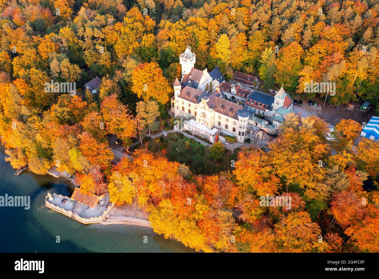 Castillo de Seeburg en el lago Starnberg en la luz de la noche, cerca de Muensing, bosque mixto otoñal, Fuenfseenland, vista aérea, Alta Baviera, Baviera Foto de stock