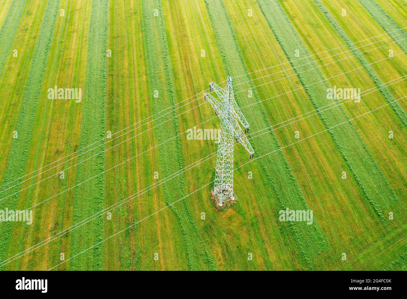 Pilón de alta tensión, línea eléctrica en campo verde cerca de Dietramszell, Toelzer Land, imagen de drone, Alta Baviera, Baviera, Alemania Foto de stock