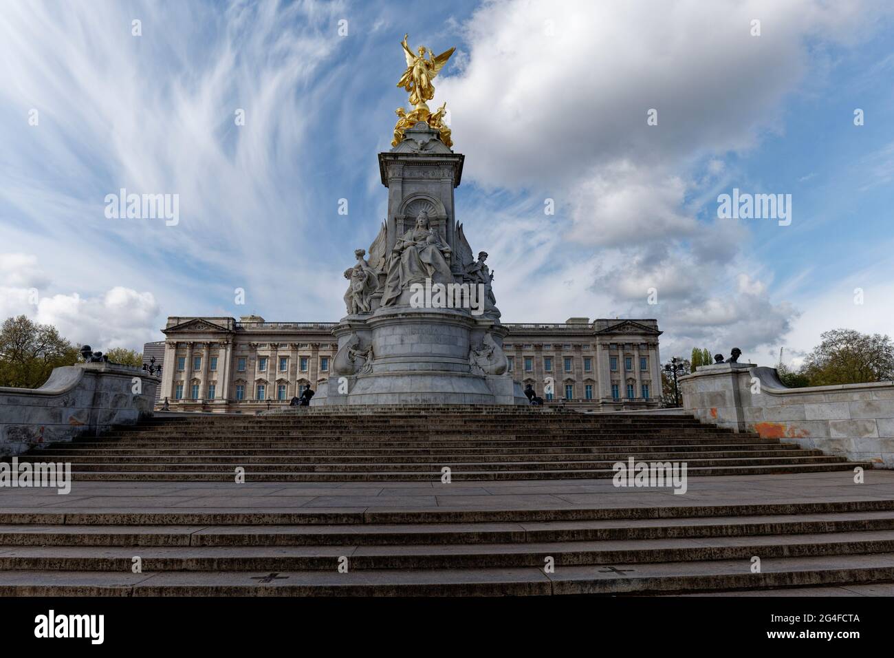 El Victoria Memorial está frente al Buckingam Palace. Diseñado por Thomas Brock con una figura de victoria dorada con alas en la parte superior Foto de stock