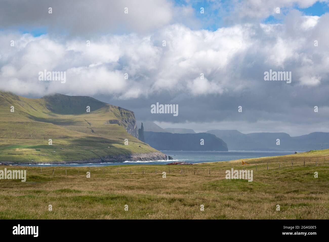 El escarpado y rocoso paisaje de la costa sur de Vagar al este de Miðvágur en las islas Feroe Foto de stock