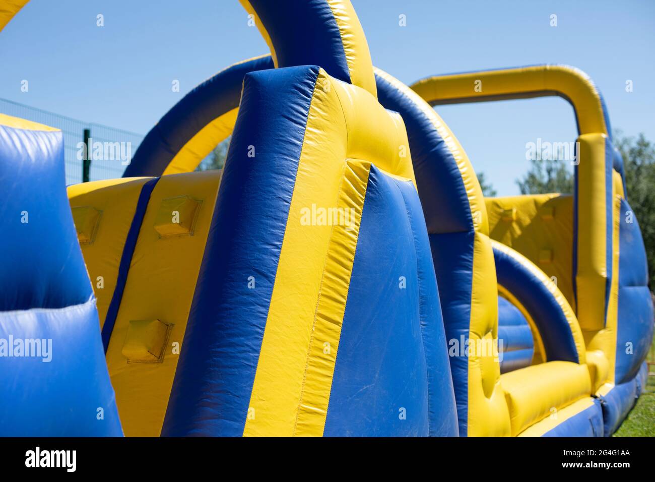 Parque infantil inflable. Pista de obstáculos para entretenimiento. Parque infantil para saltar. Sin gente Fotografía de stock - Alamy