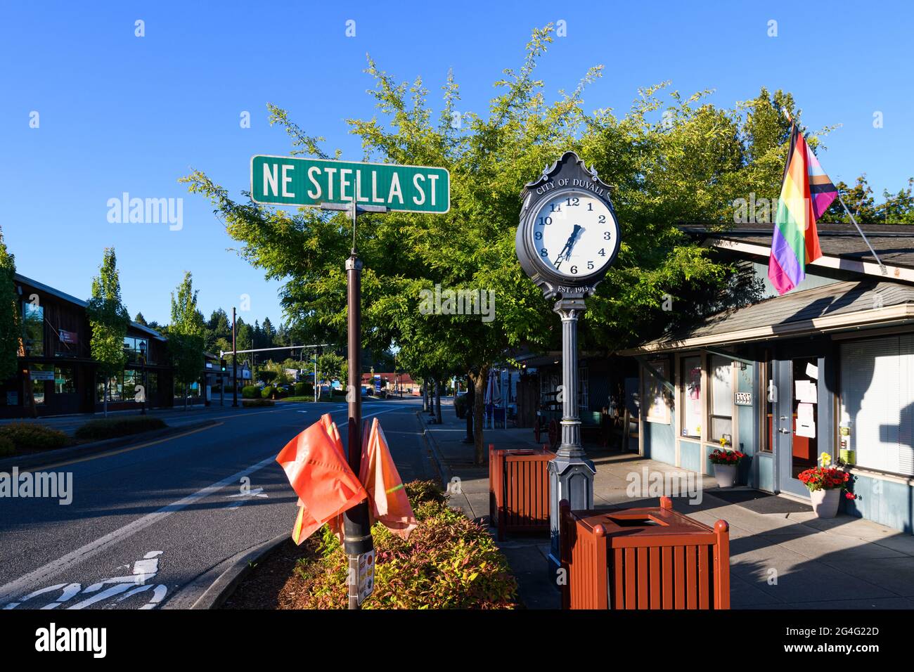 Duvall, WA, EE.UU. - 20 de junio de 2021; Main Street en el centro de Duvall Washington en el cruce de la calle NE Stella. UNA bandera LGBTQ vuela en el ayuntamiento Foto de stock