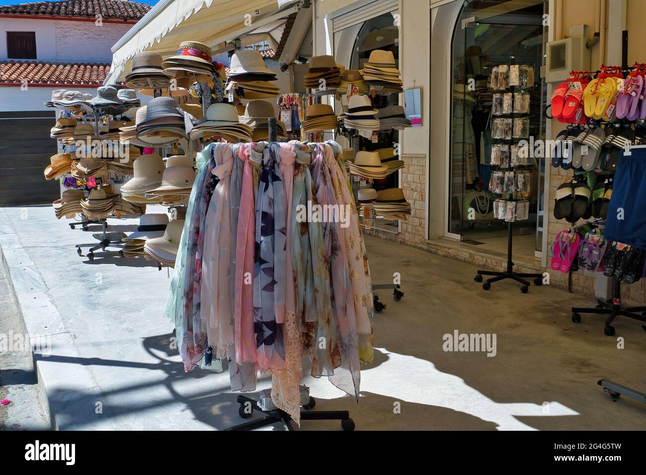 Tienda de souvenirs. Ropa y artículos de arte popular, isla de Skiathos ,  Grecia. Sueños, bienvenida, cuentas de suerte, encantos de buena suerte  Fotografía de stock - Alamy