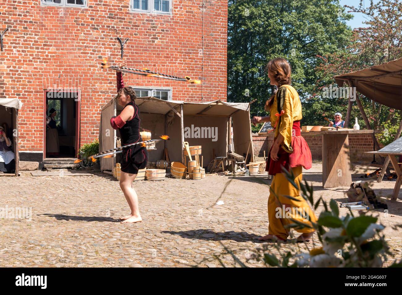 Auning, Dinamarca - 19 de junio de 2021: Día del siglo 18th En el castillo de Gammel Estrup, la gente está vestida como en el siglo 18th y todo pasa como entonces. Jok Foto de stock