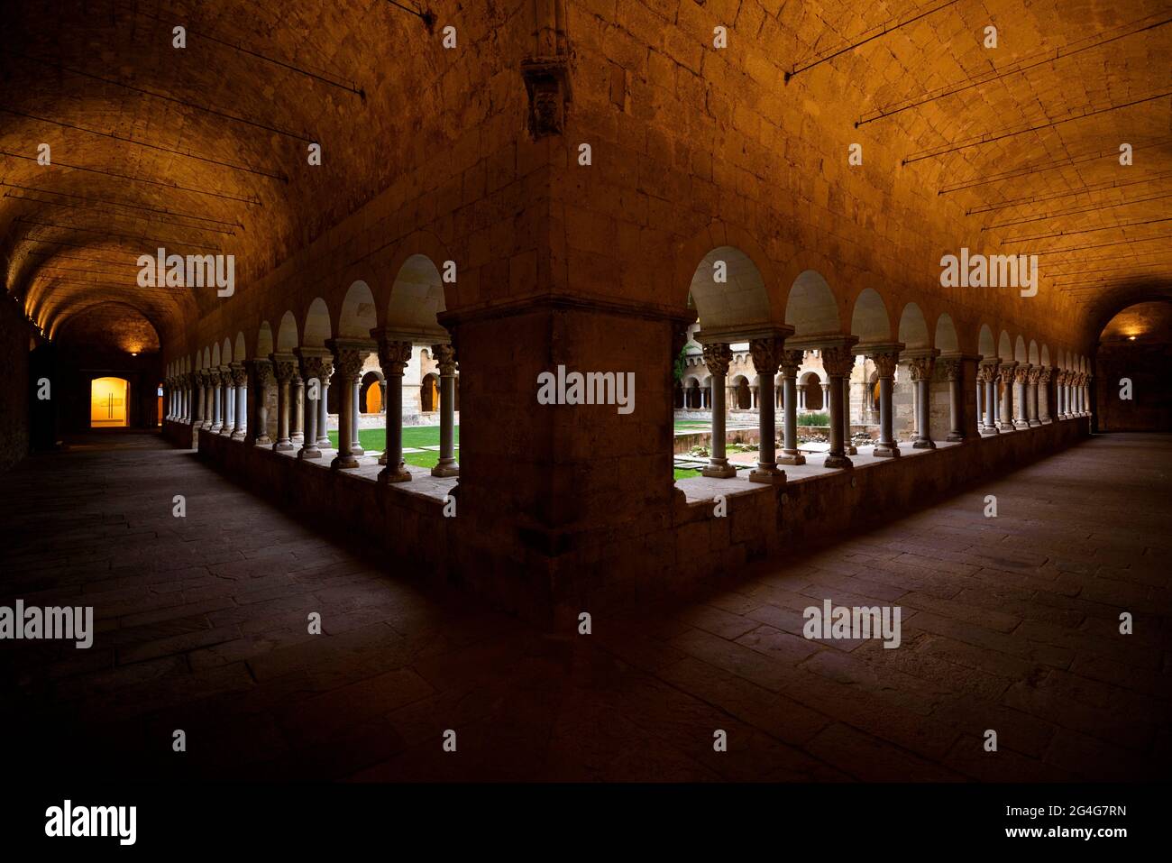 Claustro del Monasterio de Sant Cugat del Vallès al atardecer - hora azul (Barcelona, Cataluña, España) ESP: Claustro del Monasterio Foto de stock