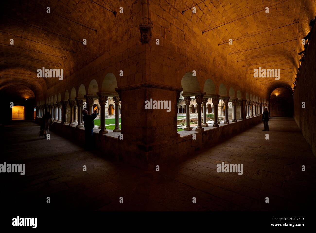 Claustro del Monasterio de Sant Cugat del Vallès al atardecer - hora azul (Barcelona, Cataluña, España) ESP: Claustro del Monasterio Foto de stock