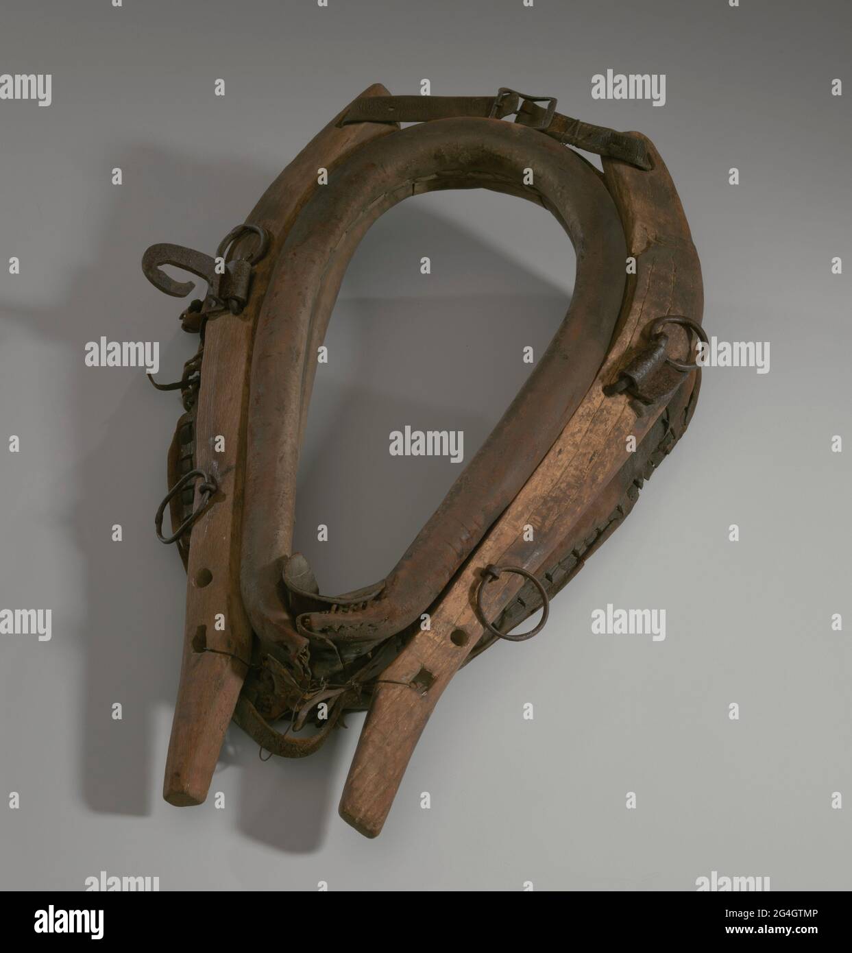 Un collar de caballos propiedad de Morton Lyles. El collar está hecho de  cuero relleno de paja. El cuello está unido a los caballos. Los nombres  están hechos de marco de madera