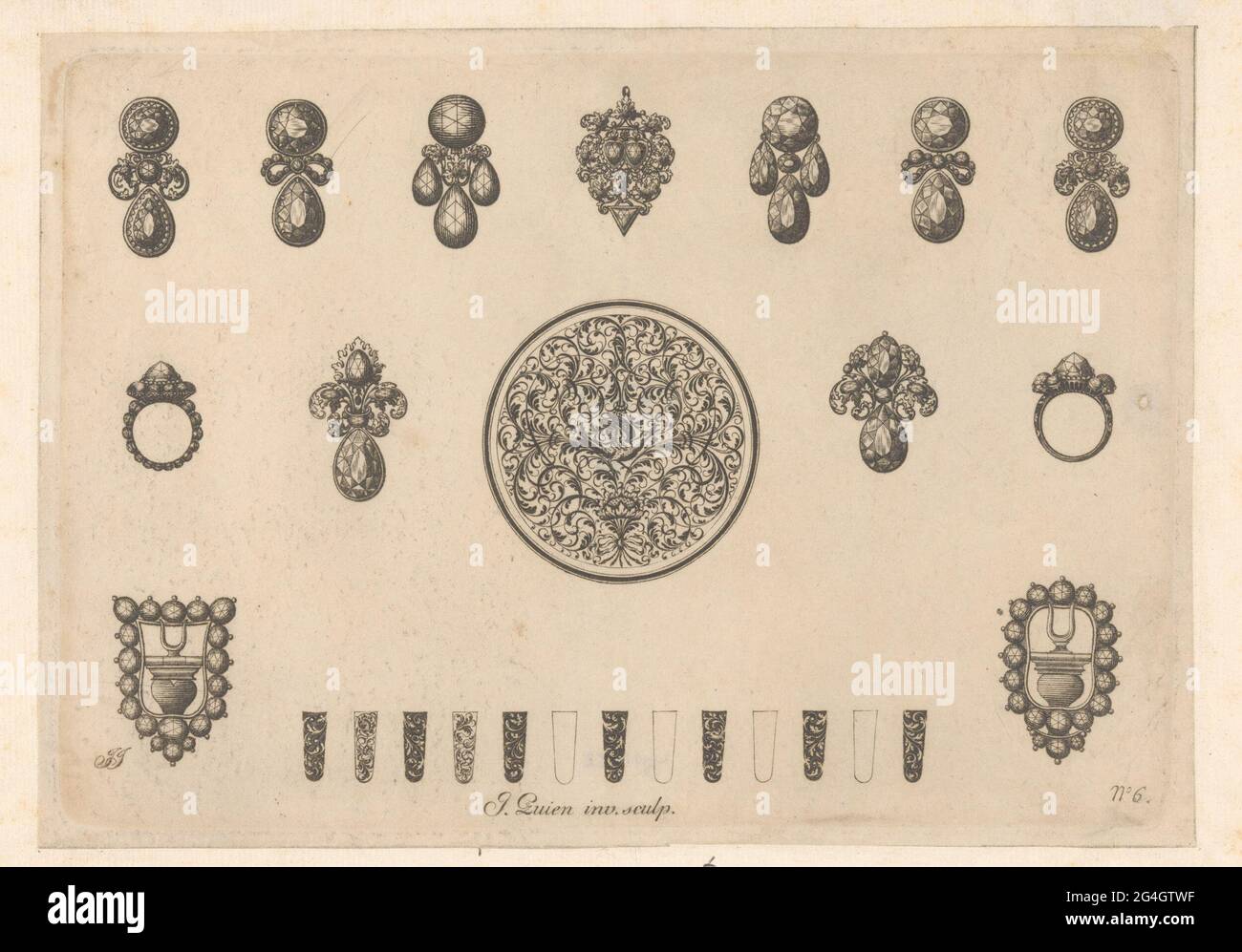 Broches, hebillas, pendientes y anillos. El nombre de este grabador francés  que trabaja en Londres es conocido sólo por esta serie de diseños, que se  publicó por primera vez en 1710. Las