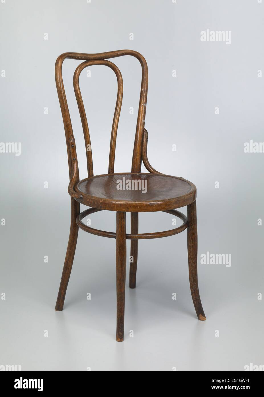 Silla bentwood de madera de cuatro patas. El asiento de la silla es redondo  con crestas talladas y poco profundas en la parte superior del asiento. Las  crestas se encuentran en formas