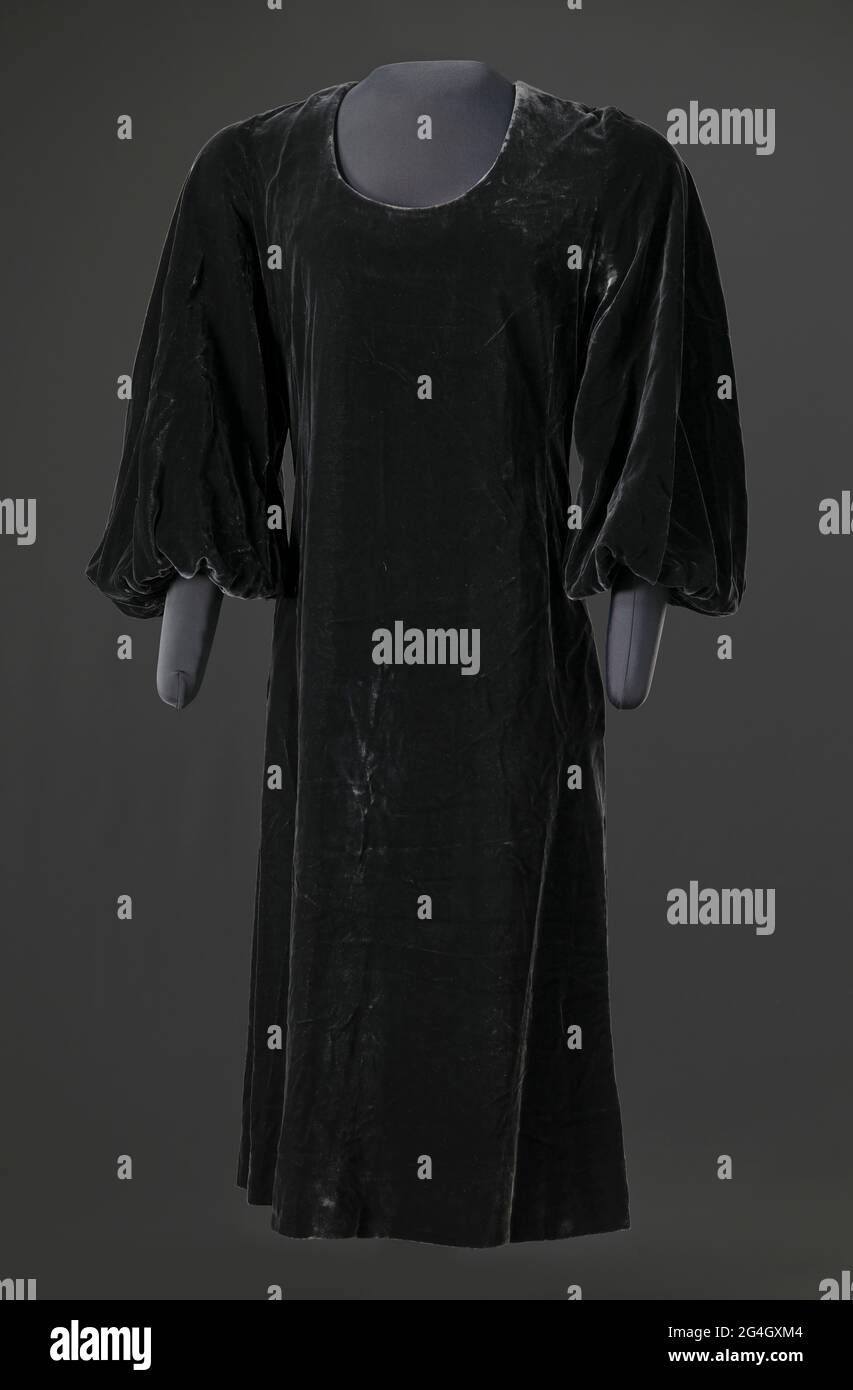 Debajo del vestido de la rodilla fotografías e imágenes de alta resolución - Alamy Debajo del vestido de la rodilla fotografías e imágenes de alta resolución - Alamy