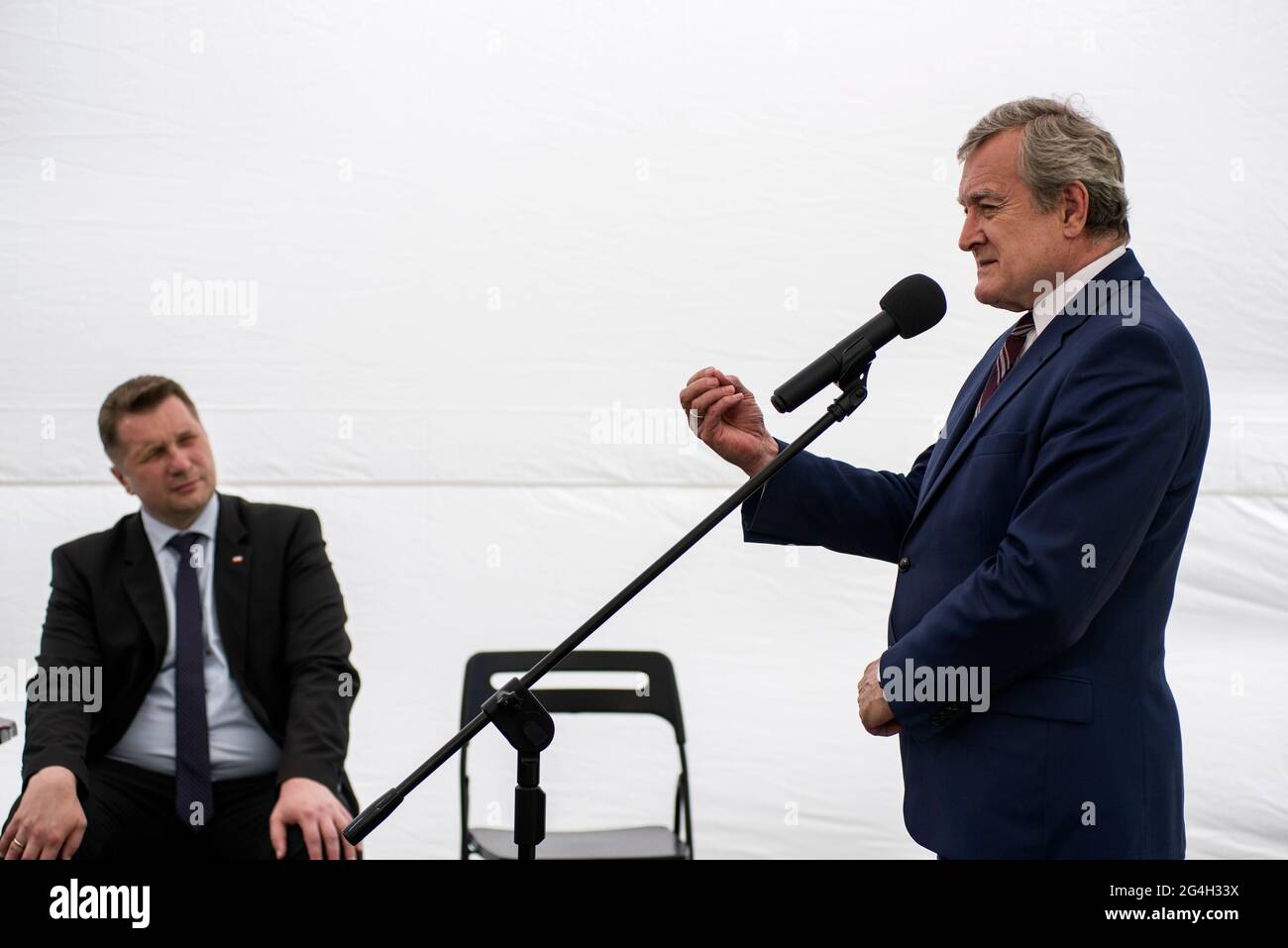 Varsovia, Polonia. 21st de junio de 2021. Los ministros Przemyslaw Czarnek y Piotr Glinski fueron vistos durante la conferencia de prensa. Conferencia de prensa sobre el Programa Nacional de Desarrollo de la Lectura adoptado con la presencia del Viceprimer Ministro y Ministro de Cultura, Patrimonio Nacional y Deporte, Piotr Glinski, y el Ministro de Educación y Ciencia, Przemyslaw Czarnek. Crédito: SOPA Images Limited/Alamy Live News Foto de stock