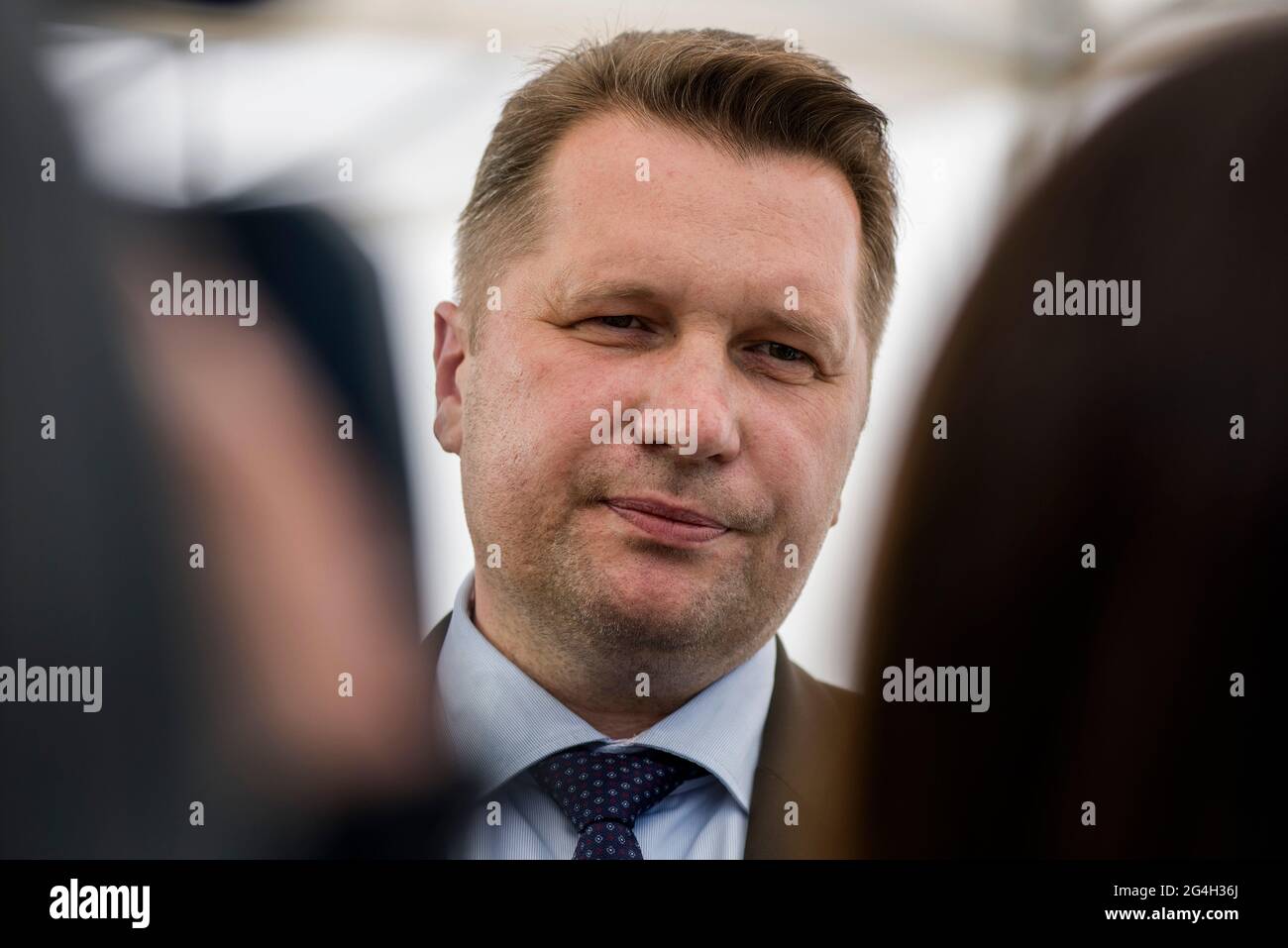 Varsovia, Polonia. 21st de junio de 2021. El Ministro de Educación y Ciencia, Przemyslaw Czarnek, asistió a la conferencia de prensa sobre el Programa Nacional de Desarrollo de la Lectura adoptado con la presencia del Viceprimer Ministro y Ministro de Cultura, Patrimonio Nacional y Deporte, Piotr Glinski, y el Ministro de Educación y Ciencia, Przemyslaw Czarnek. Crédito: SOPA Images Limited/Alamy Live News Foto de stock