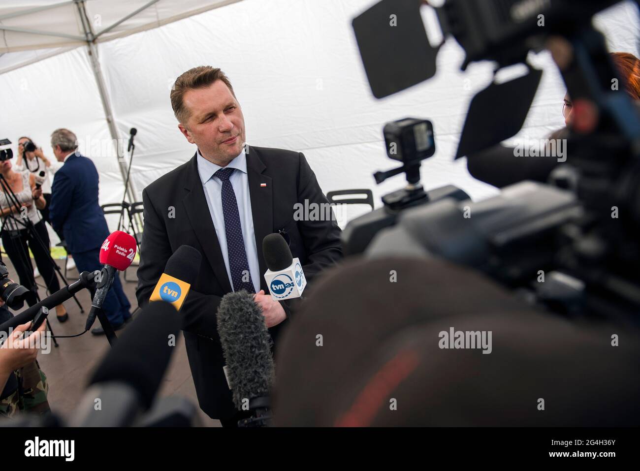 Varsovia, Polonia. 21st de junio de 2021. El Ministro de Educación y Ciencia, Przemyslaw Czarnek, se dirige a la prensa durante la conferencia de prensa. Conferencia de prensa sobre el Programa Nacional de Desarrollo de la Lectura adoptado con la presencia del Viceprimer Ministro y Ministro de Cultura, Patrimonio Nacional y Deporte, Piotr Glinski, y el Ministro de Educación y Ciencia, Przemyslaw Czarnek. Crédito: SOPA Images Limited/Alamy Live News Foto de stock