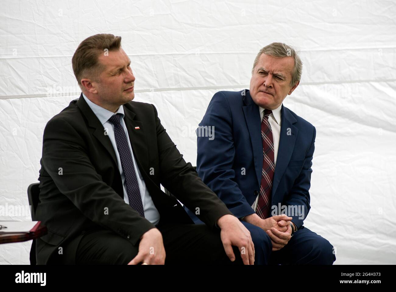 Varsovia, Polonia. 21st de junio de 2021. Los ministros, Przemyslaw Czarnek y Piotr Glinski se ven durante la conferencia de prensa. Conferencia de prensa sobre el Programa Nacional de Desarrollo de la Lectura adoptado con la presencia del Viceprimer Ministro y Ministro de Cultura, Patrimonio Nacional y Deporte, Piotr Glinski, y el Ministro de Educación y Ciencia, Przemyslaw Czarnek. Crédito: SOPA Images Limited/Alamy Live News Foto de stock