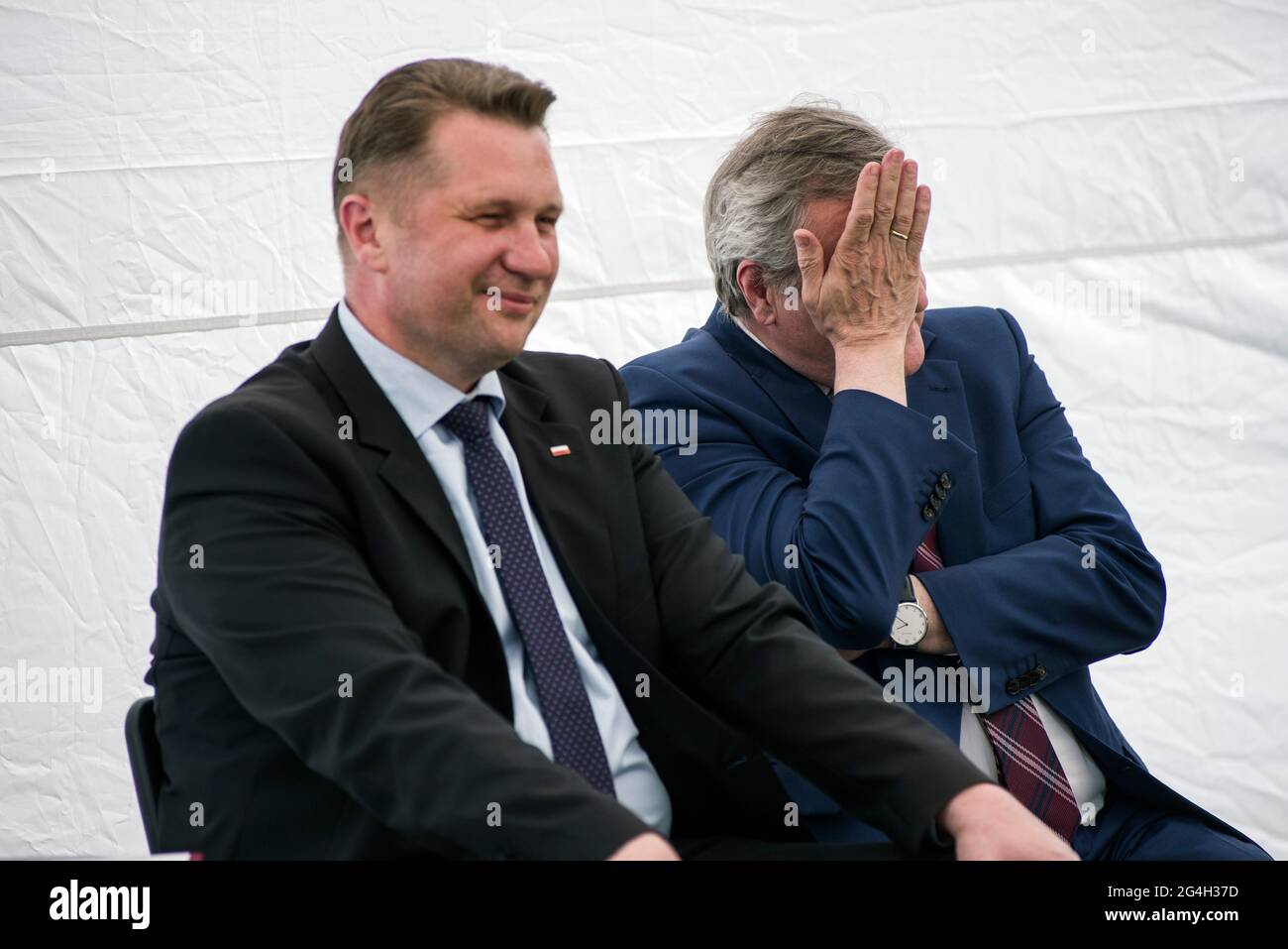 Varsovia, Polonia. 21st de junio de 2021. Los ministros, Przemyslaw Czarnek y Piotr Glinski se ven durante la conferencia de prensa. Conferencia de prensa sobre el Programa Nacional de Desarrollo de la Lectura adoptado con la presencia del Viceprimer Ministro y Ministro de Cultura, Patrimonio Nacional y Deporte, Piotr Glinski, y el Ministro de Educación y Ciencia, Przemyslaw Czarnek. Crédito: SOPA Images Limited/Alamy Live News Foto de stock