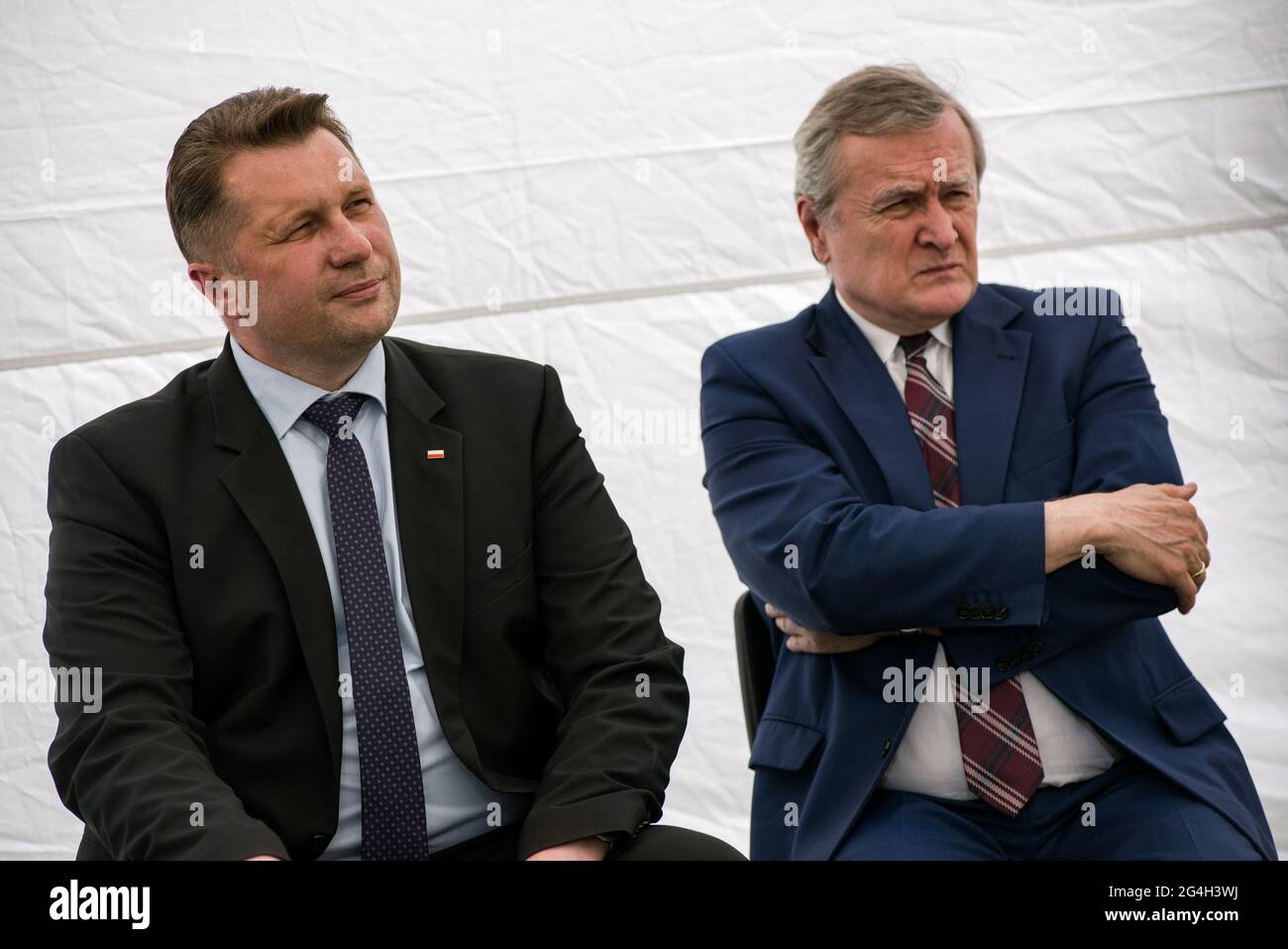 Varsovia, Polonia. 21st de junio de 2021. Los ministros, Przemyslaw Czarnek y Piotr Glinski se ven durante la conferencia de prensa. Conferencia de prensa sobre el Programa Nacional de Desarrollo de la Lectura adoptado con la presencia del Viceprimer Ministro y Ministro de Cultura, Patrimonio Nacional y Deporte, Piotr Glinski, y el Ministro de Educación y Ciencia, Przemyslaw Czarnek. (Foto de Attila Husejnow/SOPA Images/Sipa USA) Crédito: SIPA USA/Alamy Live News Foto de stock