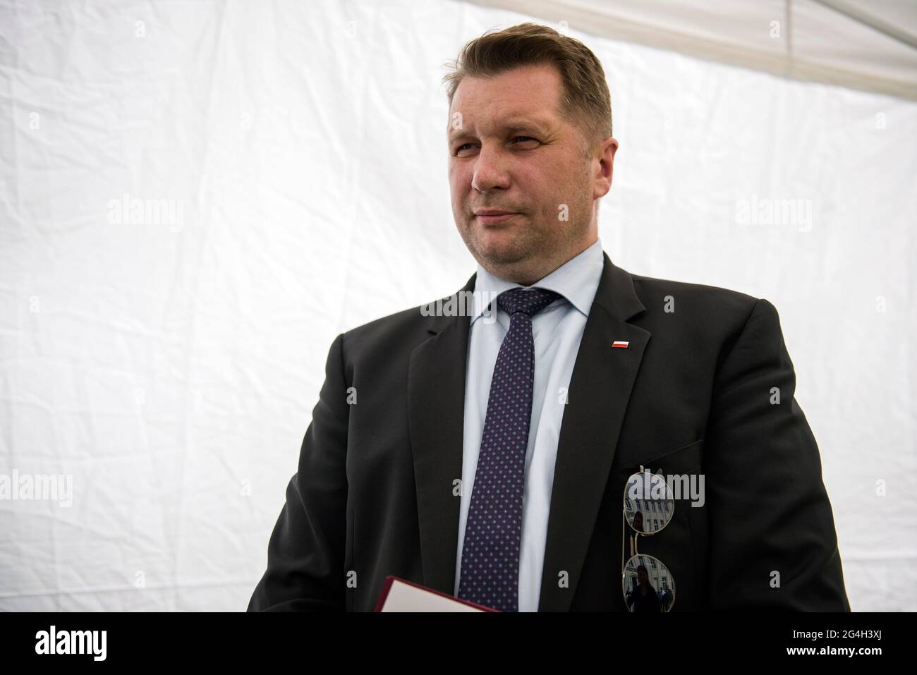 Varsovia, Polonia. 21st de junio de 2021. El Ministro de Educación y Ciencia, Przemyslaw Czarnek, asistió a la conferencia de prensa sobre el Programa Nacional de Desarrollo de la Lectura adoptado con la presencia del Viceprimer Ministro y Ministro de Cultura, Patrimonio Nacional y Deporte, Piotr Glinski, y el Ministro de Educación y Ciencia, Przemyslaw Czarnek. (Foto de Attila Husejnow/SOPA Images/Sipa USA) Crédito: SIPA USA/Alamy Live News Foto de stock