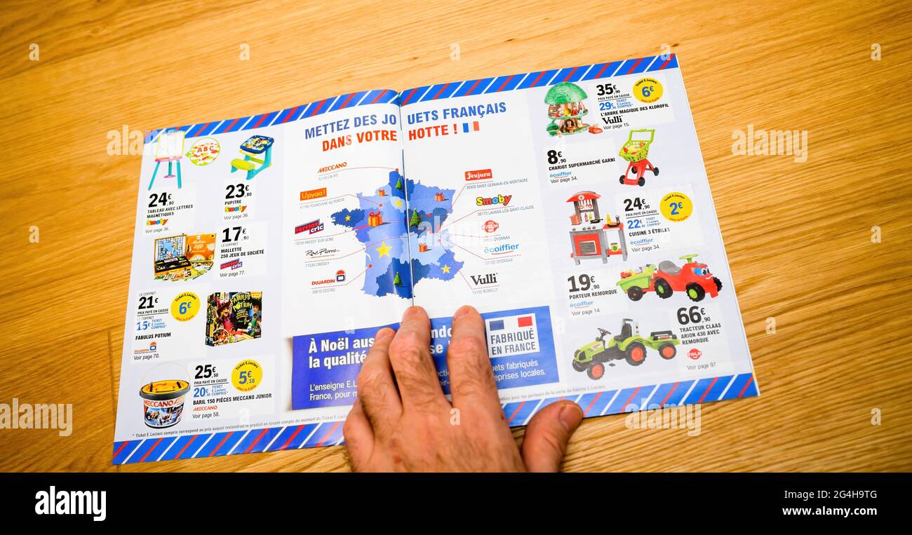 folleto del catálogo más reciente folleto publicitario con múltiples  juguetes para niños Fotografía de stock - Alamy