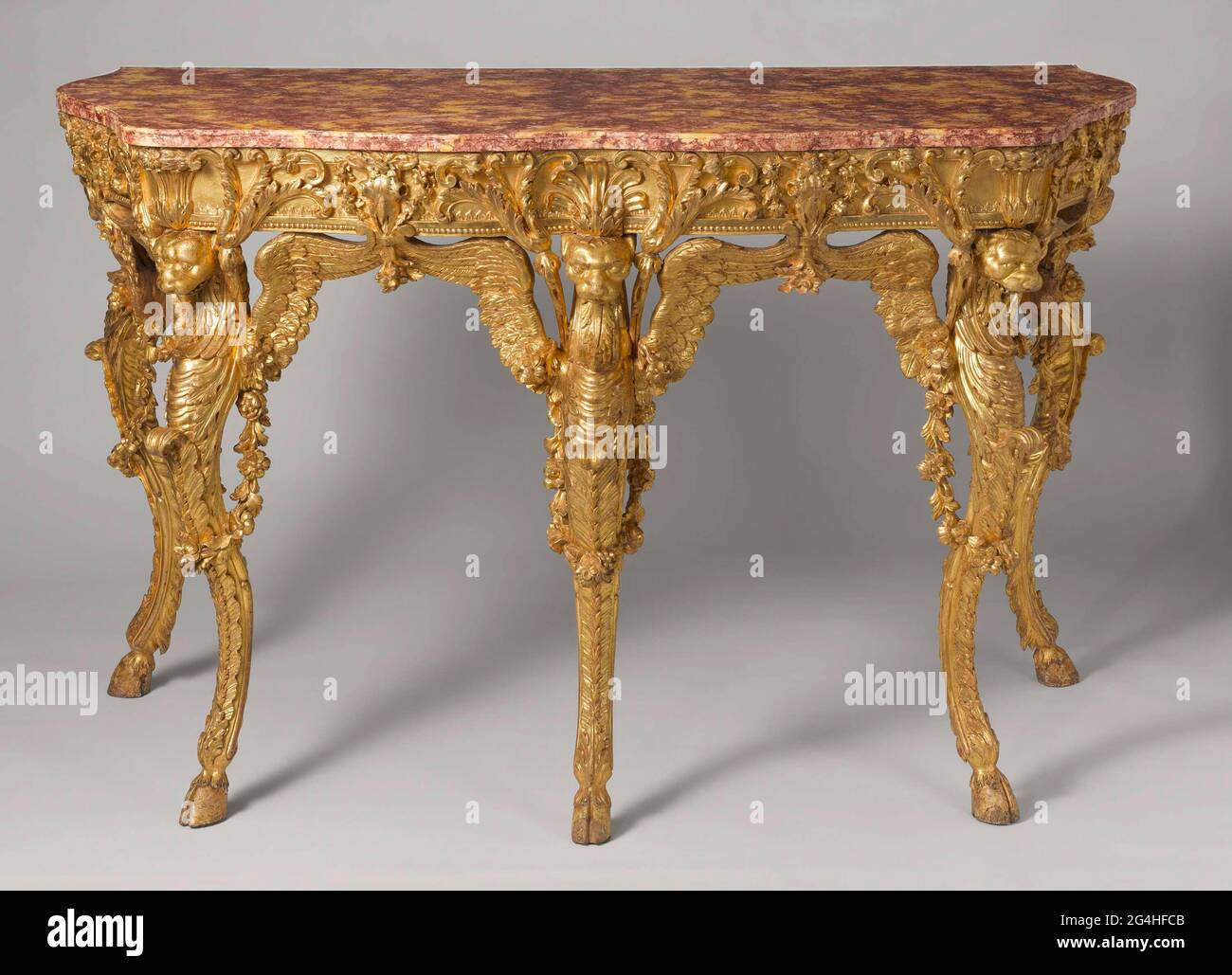 Esta mesa de consola es el único mueble conocido con certeza por haber sido  diseñado por Piranesi. Con sus extrañas piernas en forma de animales  imaginarios alados, esta mesa es un