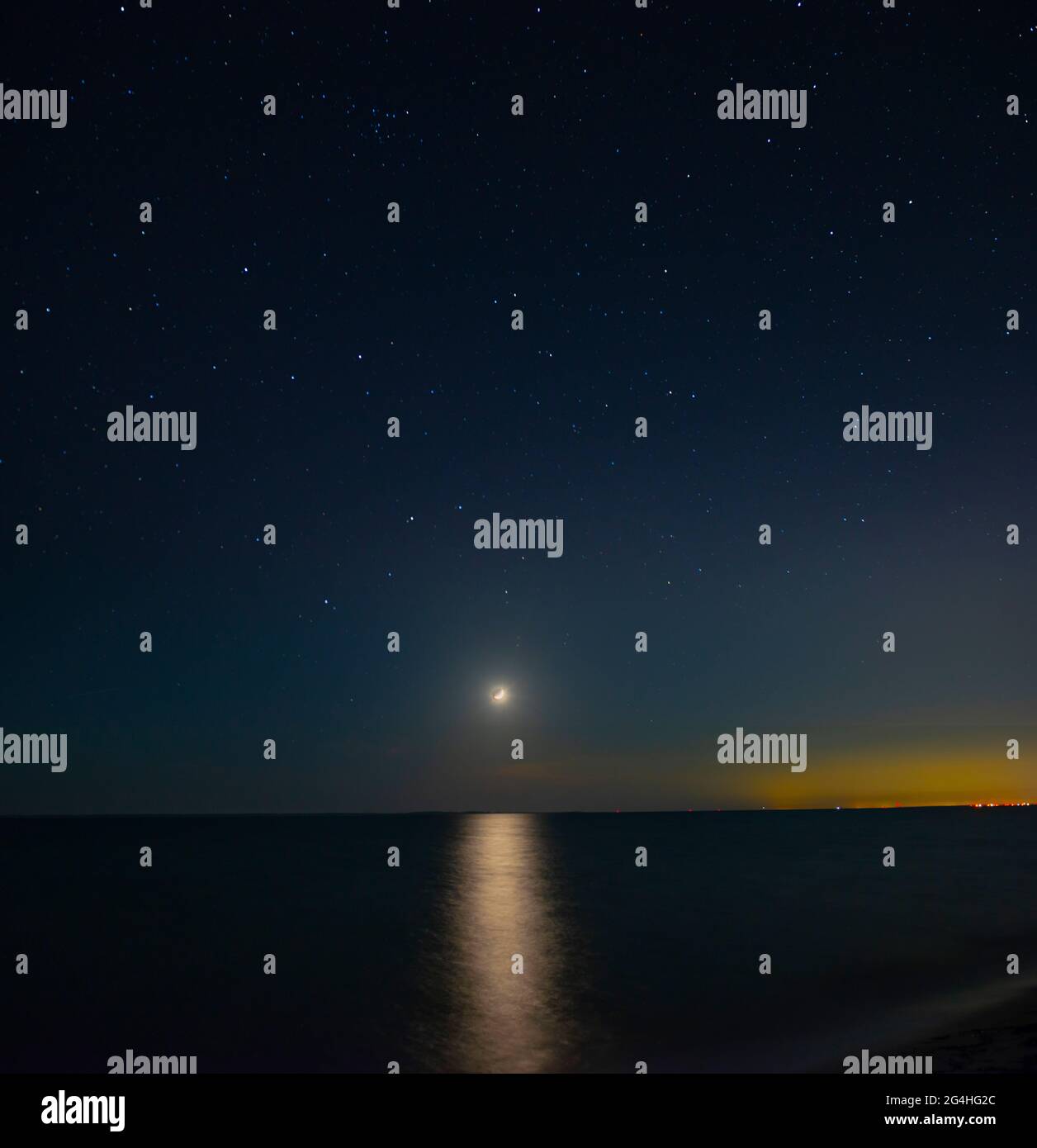 cielo nocturno en el mar Foto de stock