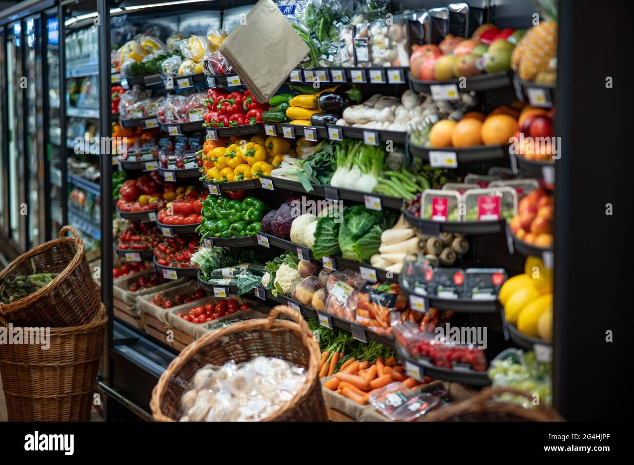 Una selección de frutas y verduras a la venta en un supermercado local en Sussex, Reino Unido Foto de stock