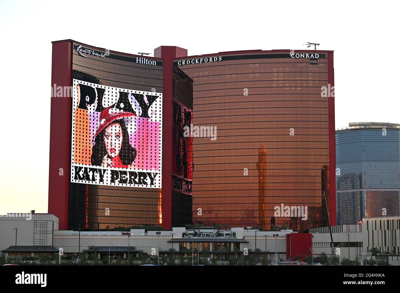 Las Vegas, Nevada, Estados Unidos. 21st de junio de 2021. Una pantalla LED muestra un anuncio para la próxima residencia ''Play'' de Katy Perry como construcción que continúa en Resorts World Las Vegas el 21 de junio de 2021 en Las Vegas, Nevada. La propiedad de Genting Group está programada para abrir el 24 de junio de 2021, en el antiguo sitio del Stardust Resort & Casino. Este complejo de $4,3 mil millones es el primer complejo nuevo que se construyó en el Strip de Las Vegas desde que el Cosmopolitan de Las Vegas abrió sus puertas en 2010 y será la propiedad más cara jamás desarrollada en Las Vegas. Contará con tres torres con 3.500 habitaciones y suites Foto de stock