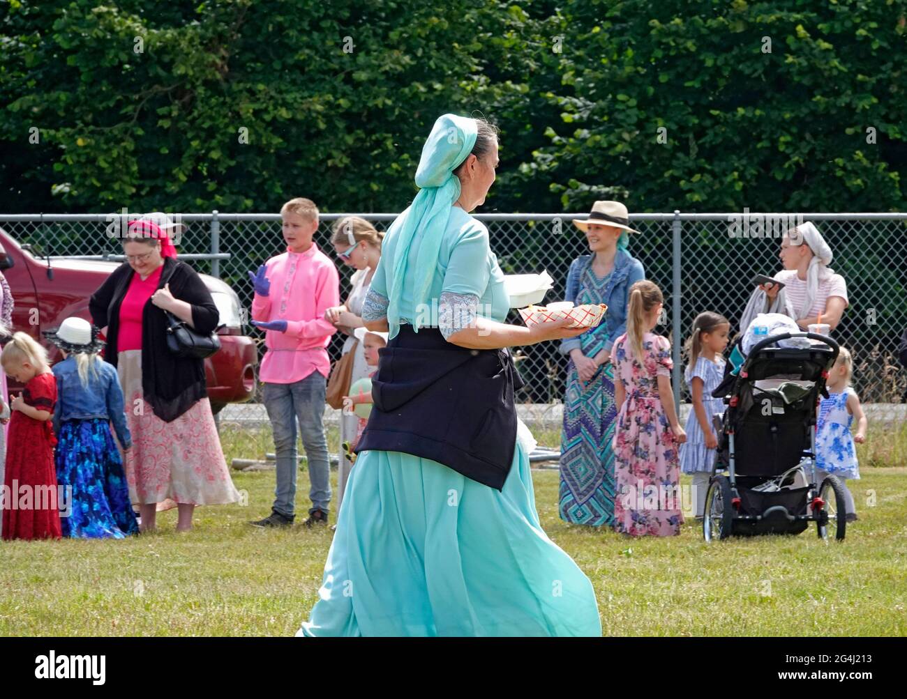 Los 'viejos creyentes' ortodoxos rusos conservadores vestidos con ropa tradicional en una feria de verano en Gervais, Oregon. La gran comunidad ortodoxa rusa Foto de stock