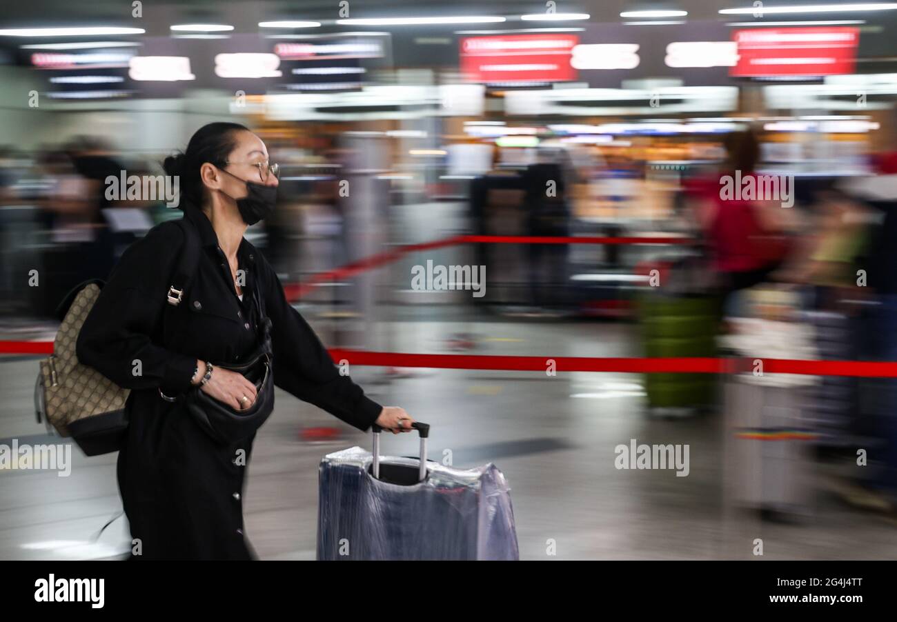 Moscú, Rusia. 22nd de junio de 2021. Una mujer lleva su equipaje antes de  facturar para un vuelo de Turkish Airlines a Antalya en el aeropuerto  internacional de Vnukovo. Rusia reanuda los