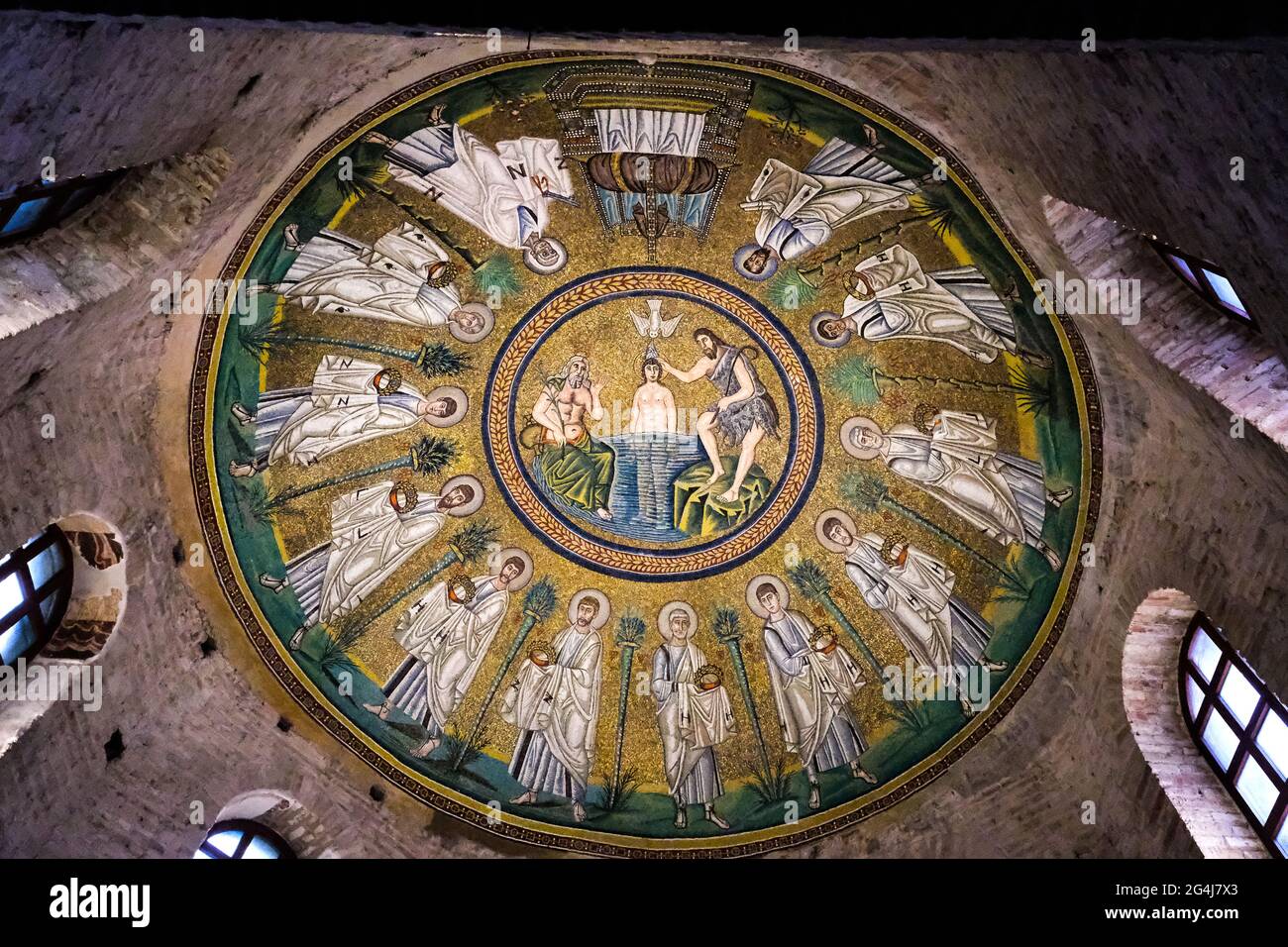 Mosaicos en el Baptisterio Ariano que representan el Bautismo de Jesús por San Juan Bautista en Rávena Italia Foto de stock