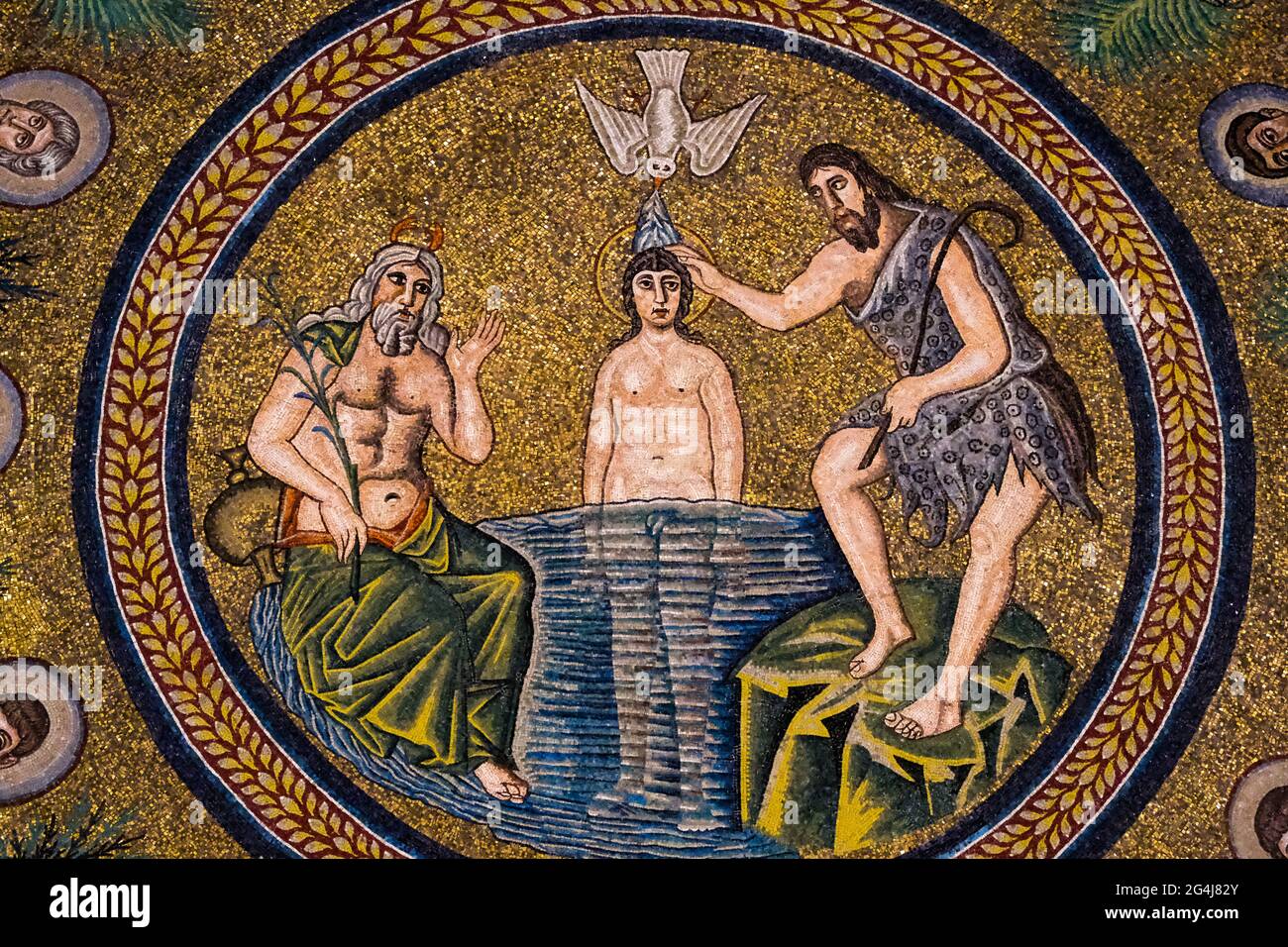 Mosaicos en el Baptisterio Ariano que representan el Bautismo de Jesús por San Juan Bautista en Rávena Italia Foto de stock