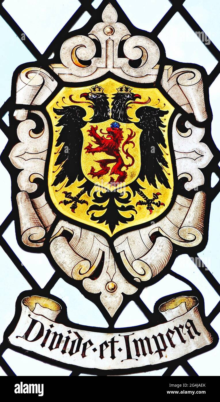 Divide et impera, Divide and Rule, heráldica, heráldica, vitrales, East Barsham Manor, Norfolk, Inglaterra Foto de stock