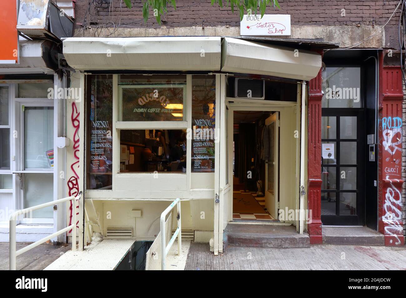 Bode Sastre Shop y Aujla's (Indian Brothers Coffee Co), 56 Hester St, New york, ny. Escaparate exterior de una cafetería adjunta a una tienda de moda Foto de stock