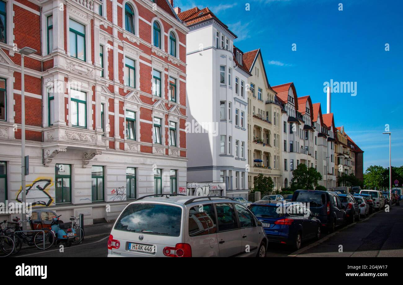 HANNOVER, ALEMANIA. 19 DE JUNIO DE 2021. Hermosa vista de la ciudad alemana con arquitectura típica. Calle pequeña. Foto de stock