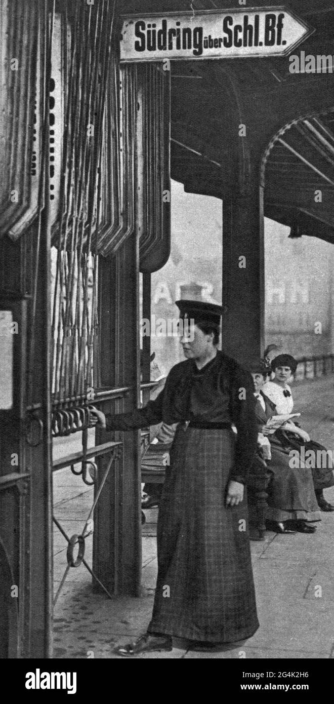 Primera Guerra Mundial / Primera Guerra Mundial, Alemania, una mujer está operando el indicador de dirección, Berlín, 1916, ADICIONAL-DERECHOS-LIQUIDACIÓN-INFO-NO DISPONIBLE Foto de stock