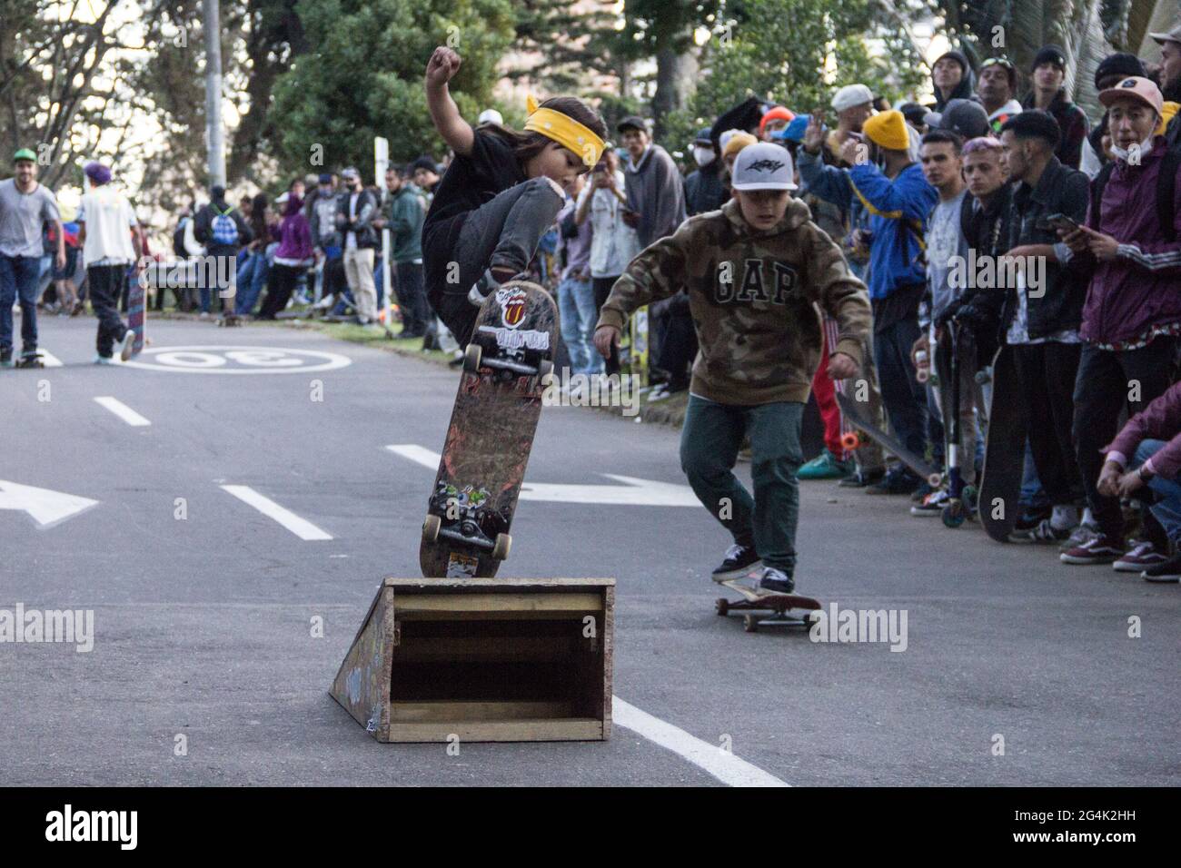 Los niños pequeños realizan trucos de skate en una rampa durante el Día  Mundial de Skateboarding en Bogotá, Colombia, el 21 de junio de 2021  Fotografía de stock - Alamy