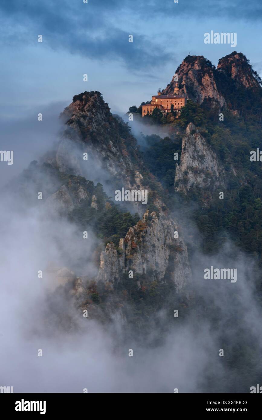 Santuario de Queralt y ermita de Sant Pere de Madrona al amanecer, con niebla. Vista desde la cumbre de Agulles del Mercadal (Berguedà, Cataluña, España) Foto de stock