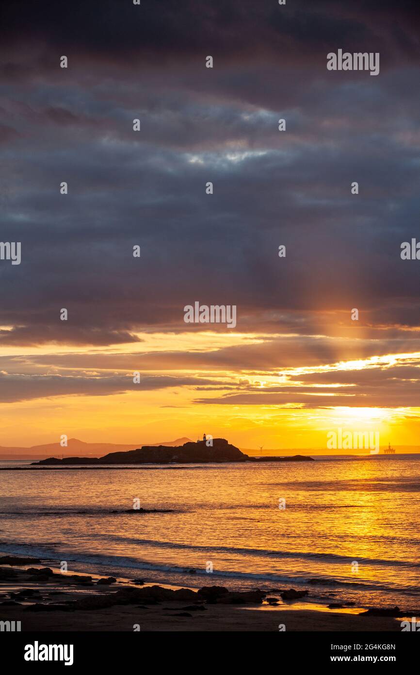 Una hermosa puesta de sol sobre la isla Fidra, North Berwick, Escocia Foto de stock