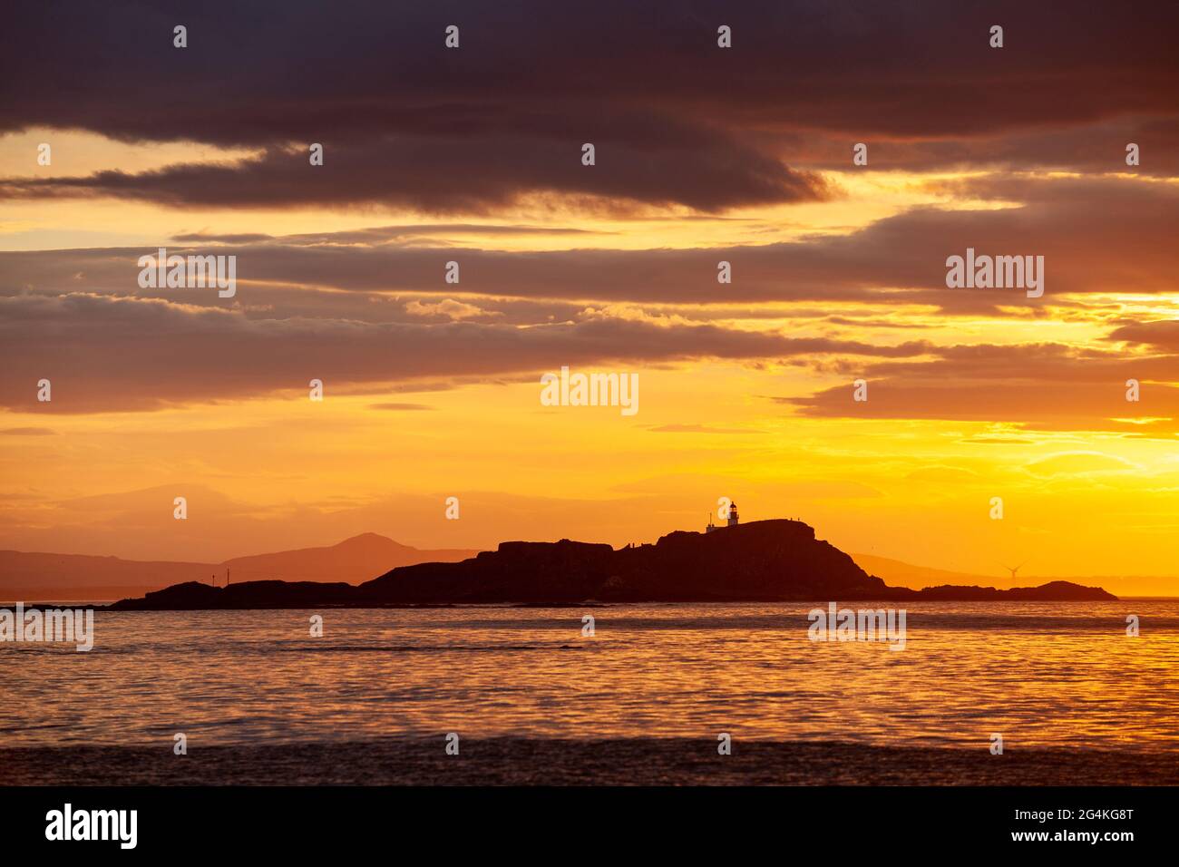 Una hermosa puesta de sol sobre la isla Fidra, North Berwick, Escocia Foto de stock